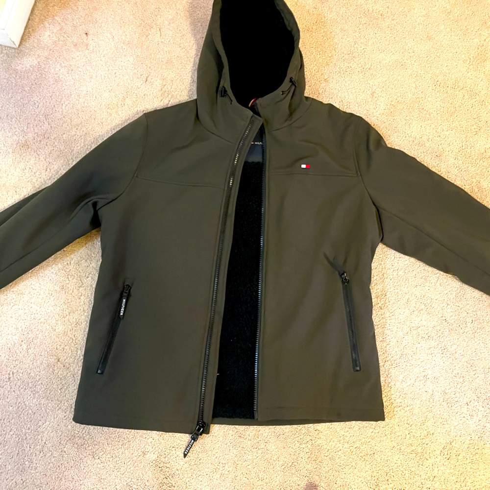 Men’s size medium Tommy Hilfiger fall coat. Olive green color, never worn!